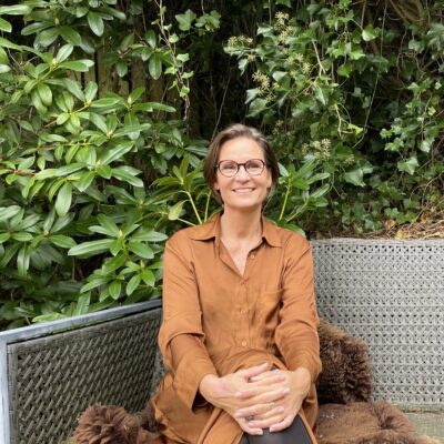 Rikke Hartmann-Bossen nyder naturen fra sin havebænk
