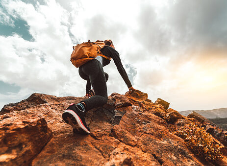 en person klatrer op ad klippe